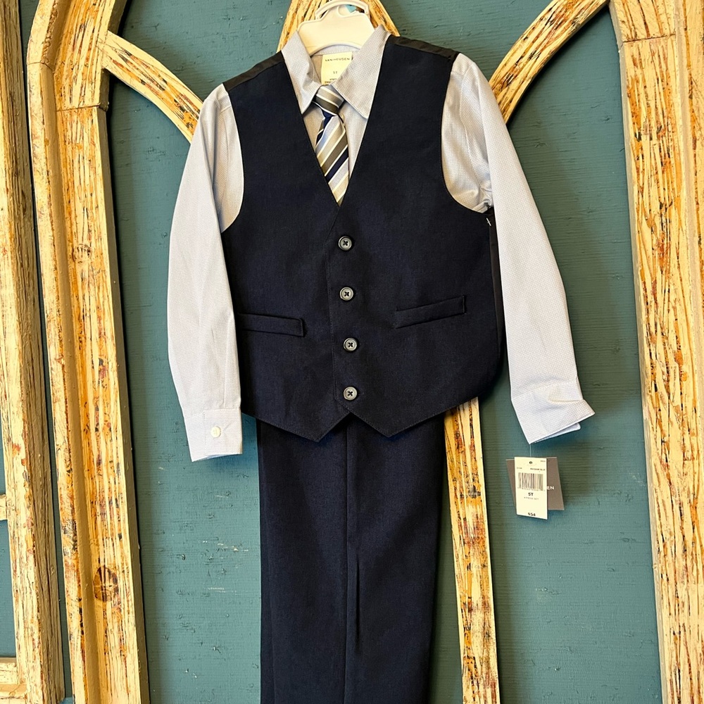 Boys Van Heusen suit. New with tags. Size 5t.